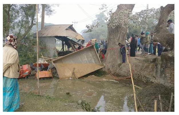 লড়ি চাপায় দু’জন নিহত, আহত ৪: নেত্রকোনা