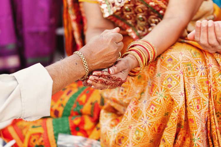 দেড় কোটি রুপির বিনিময়ে স্বামীকে দ্বিতীয় বিয়ের অনুমতি!