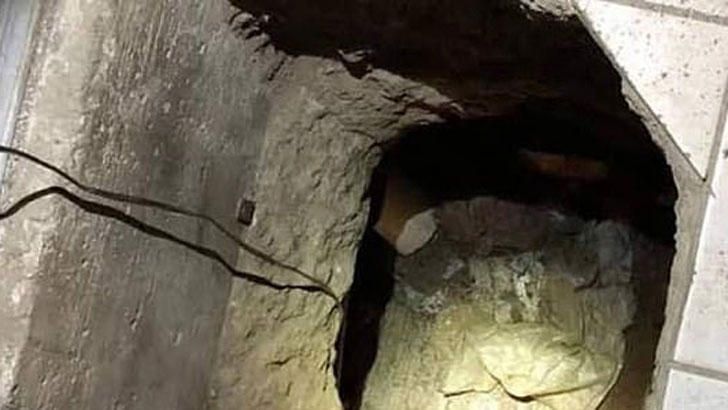 প্রেমিকার বাড়ি পর্যন্ত সুড়ঙ্গ বানিয়ে স্বামীর হাতে ধরা প্রেমিক।