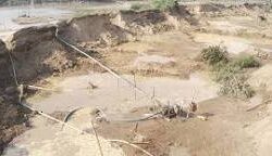 রাজশাহীর মধ্য শহর দিয়ে বালু তুলছেন কাউন্সিলর।