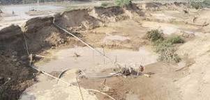 রাজশাহীর মধ্য শহর দিয়ে বালু তুলছেন কাউন্সিলর।