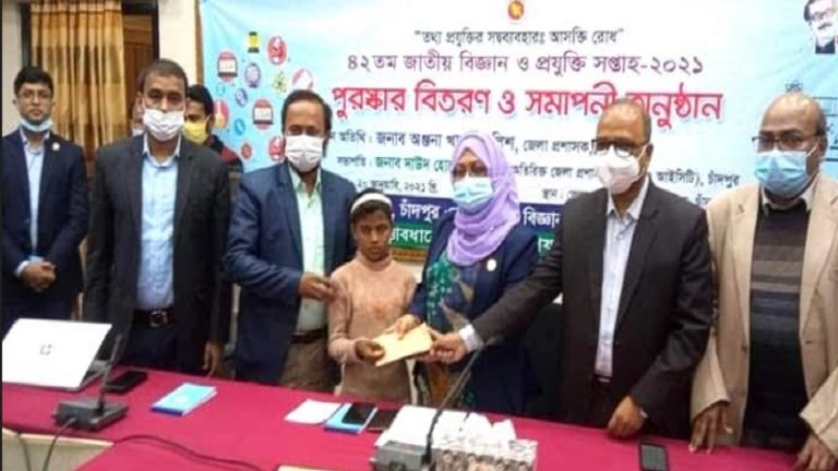 ফেসবুক ভাইরাল পথশিশুর দায়িত্ব নিলেন চাঁদপুর জেলা প্রশাসক