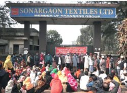 বরিশালে বকেয়া বেতনের দাবিতে  শ্রমিকদের অবস্থান কর্মসূচি