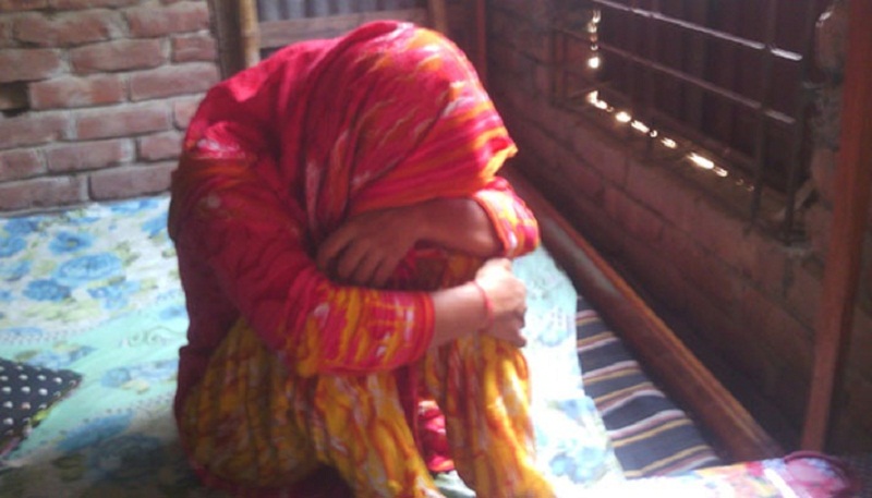 ধর্ষণে ব্যর্থ হয়ে গৃহবধূকে বিবস্ত্র করে নির্যাতন।