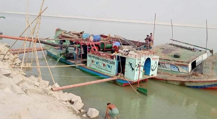 বিএনপি,  আওয়ামিলীগের বিজনেস জমে উঠেছে  চর কেটে বালু দিয়ে।