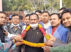 কলাপাড়ায় মেয়রপ্রার্থী বিপুল চন্দ্র হাওলাদার নৌকা প্রতীক পাওয়ায় স্থানীয় নেতাকর্মীদের ফুলের শুভেচ্ছা প্রদান।