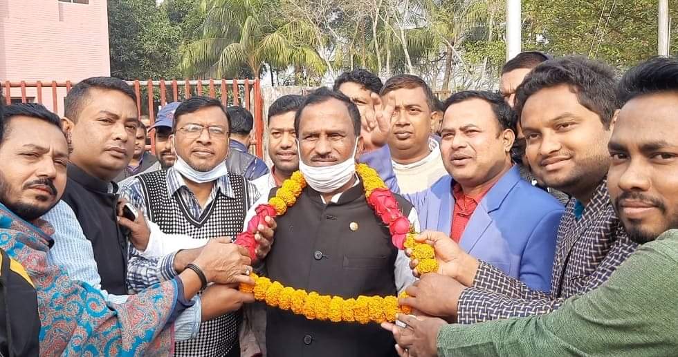 কলাপাড়ায় মেয়রপ্রার্থী বিপুল চন্দ্র হাওলাদার নৌকা প্রতীক পাওয়ায় স্থানীয় নেতাকর্মীদের ফুলের শুভেচ্ছা প্রদান।