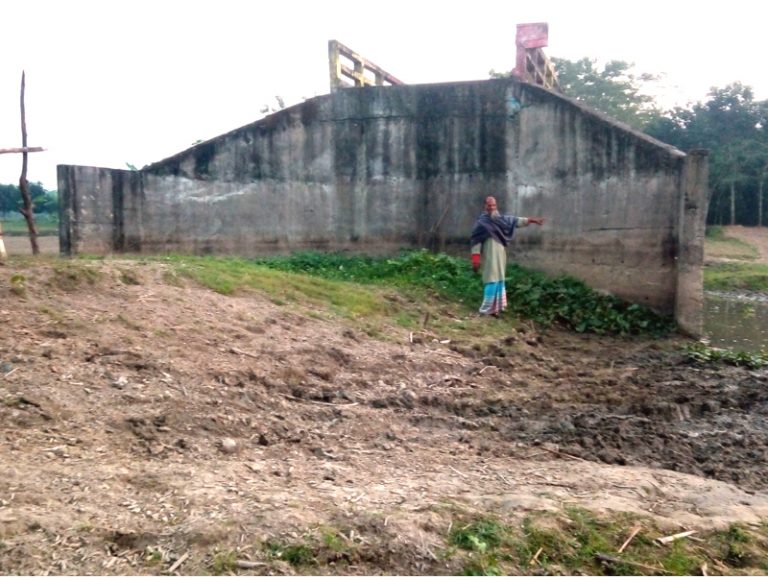 বাঘায় পদ্মার নদীর নালায় দুটি সেতু নিসঙ্গতায় ৪ বছর