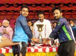 শেখ আবু নাসের স্মৃতি ক্রিকেট টুর্নামেন্টের বিজয়ীদের মাঝে পুরস্কার বিতরণ করছেন শেখ নাসের তন্ময় এমপি