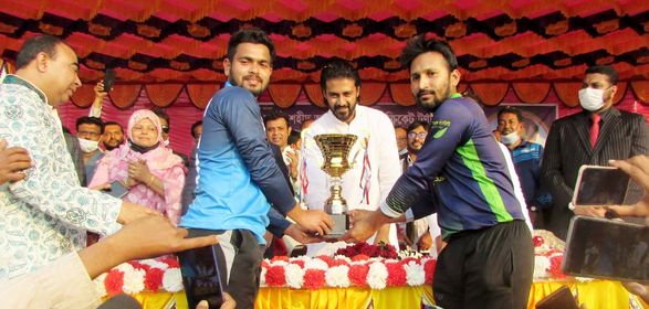 শেখ আবু নাসের স্মৃতি ক্রিকেট টুর্নামেন্টের বিজয়ীদের মাঝে পুরস্কার বিতরণ করছেন শেখ নাসের তন্ময় এমপি