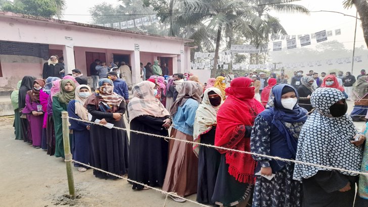 ভোটগ্রহণ চলছে পঞ্চম ধাপে ২৯ পৌরসভায় ।