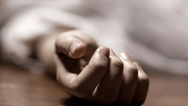 ঝুলন্ত লাশ ঘরে মা-মেয়ের