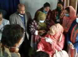 ফটোসেশন চলে টিকা গ্রহণের নামে!