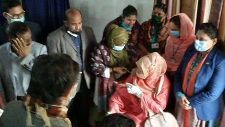 ফটোসেশন চলে টিকা গ্রহণের নামে!