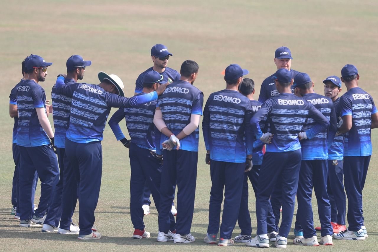 অধিনায়কত্বের মুমিনুল হক; টস জিতে ব্যাটিংয়ে বাংলাদেশ