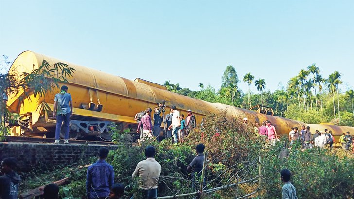 রেল যোগাযোগ স্বাভাবিক ৩০ ঘণ্টা পর সিলেটের সঙ্গে
