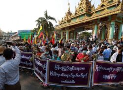 প্রধান অং সান সু চিকে আটক করার পর রাস্তায় টহল সেনাবাহিনী।