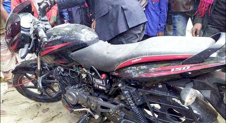 জালে উঠল মাছের পরিবর্তে পালসার মোটরসাইকেল।