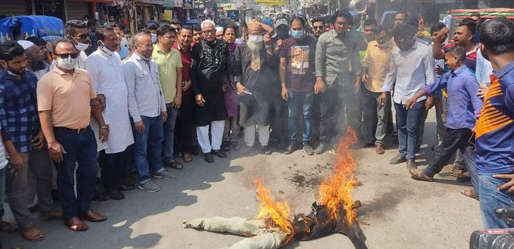 খুলনায় বিএনপির ভাইস-চেয়ারম্যান শামসুজ্জামান দুদুর কুশপুত্তলিকা দাহ করেছে আ’লীগ।
