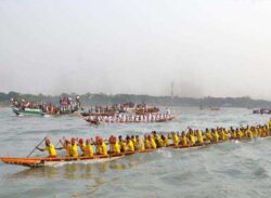 বরিশালের কীর্তনখোলা নদীতে নৌকাবাইচ