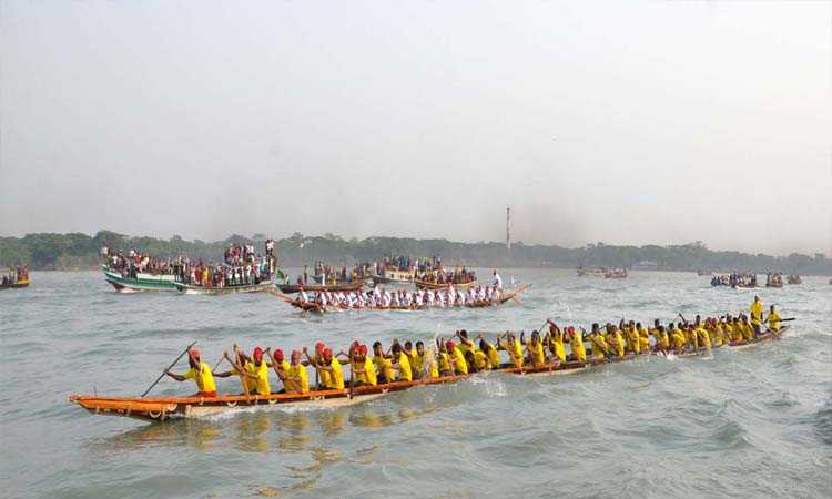 বরিশালের কীর্তনখোলা নদীতে নৌকাবাইচ