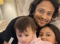 দুই বোন আলায়না ও এরাম পেল তাদের ছোট্ট ভাই