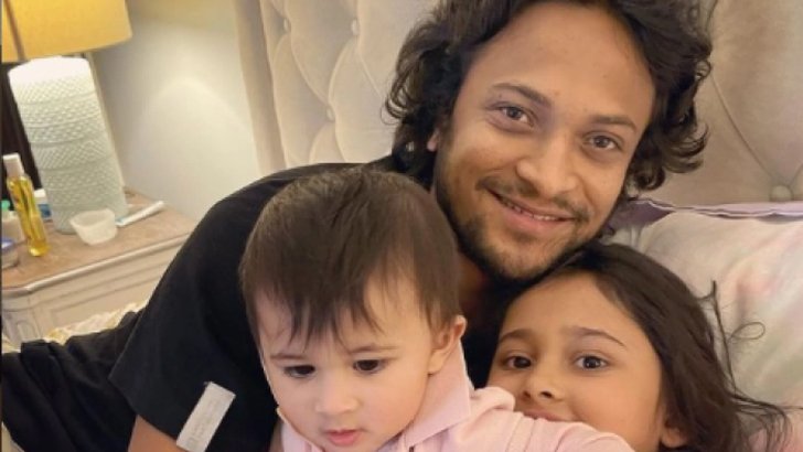 দুই বোন আলায়না ও এরাম পেল তাদের ছোট্ট ভাই