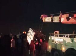 ফেরিতে উঠতে গিয়ে নিয়ন্ত্রণ হারিয়ে একটি ট্রাক পদ্মা