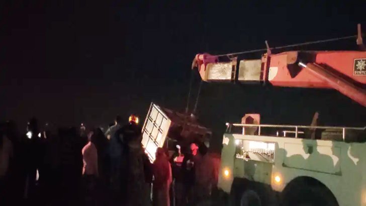 ফেরিতে উঠতে গিয়ে নিয়ন্ত্রণ হারিয়ে একটি ট্রাক পদ্মা