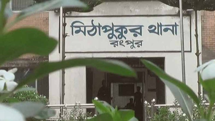 এক যুবককে সন্তান দাবি করেছেন দুই পরিবার।