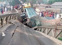 সেতু ভেঙে পড়ে গেলো বালুভর্তি ট্রাক।