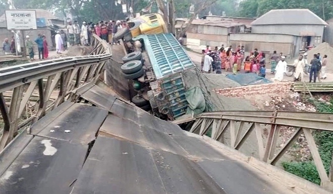 সেতু ভেঙে পড়ে গেলো বালুভর্তি ট্রাক।