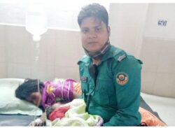 পাগলীর ফুটপাতে সন্তান প্রসব, মা ও নবজাতককে হাসপাতালে নিল পুলিশ!!