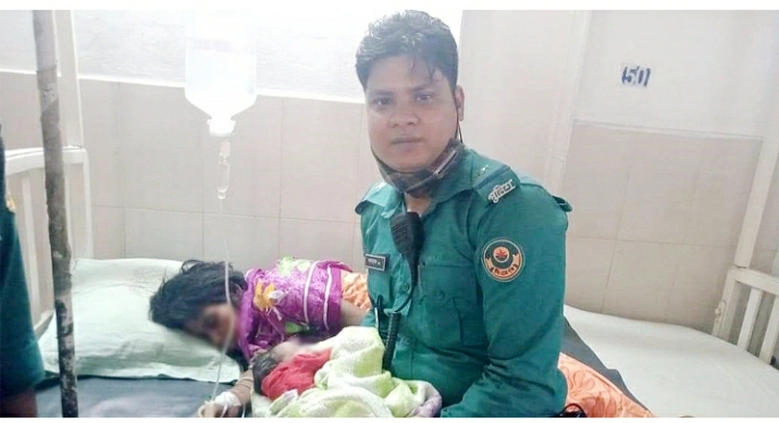 পাগলীর ফুটপাতে সন্তান প্রসব, মা ও নবজাতককে হাসপাতালে নিল পুলিশ!!