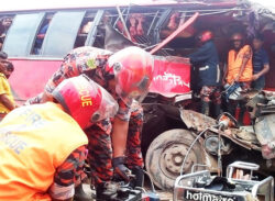 দুই বাসের মুখোমুখি সংঘর্ষে নিহত ৪