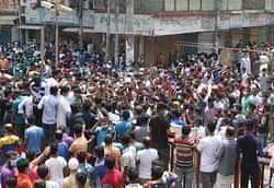 দোকান খোলা রাখার দাবিতে রাজশাহীতে ব্যবসায়ীদের বিক্ষোভ।