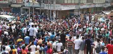 দোকান খোলা রাখার দাবিতে রাজশাহীতে ব্যবসায়ীদের বিক্ষোভ।