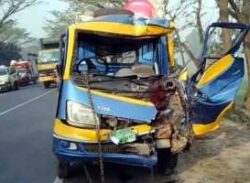 পিকআপ ও ট্রাকের  সংঘর্ষে নিহত ২