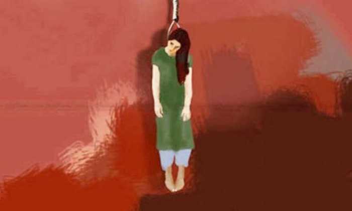 গলায় ফাঁস দিয়ে গৃহবধুর আত্নহত্যা