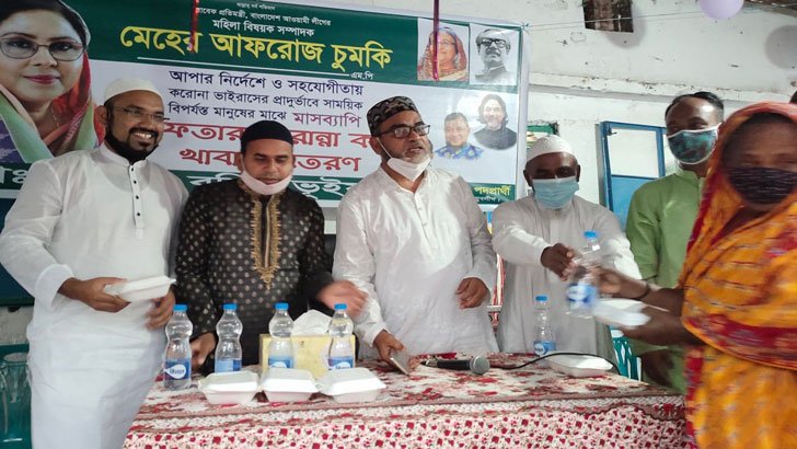 এমপি মেহের আফরোজ চুমকির নির্দেশনায় পূবাইলে ইফতার ও রানা করা খবার বিতরণ