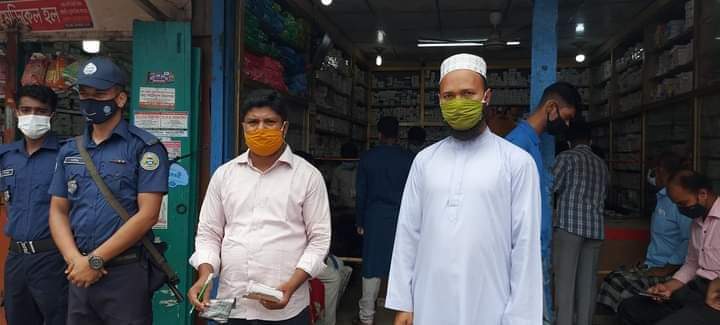 ভোলার লালমোহনে স্বাস্থ্যবিধি না মানা এবং মাস্ক না থাকায় ৮ জনকে জরিমানা করেন ভ্রাম্যমান আদালত