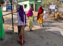 করোনা ঠেকাতে লাঠি হাতে দাঁড়িয়ে নারী বাহিনী।