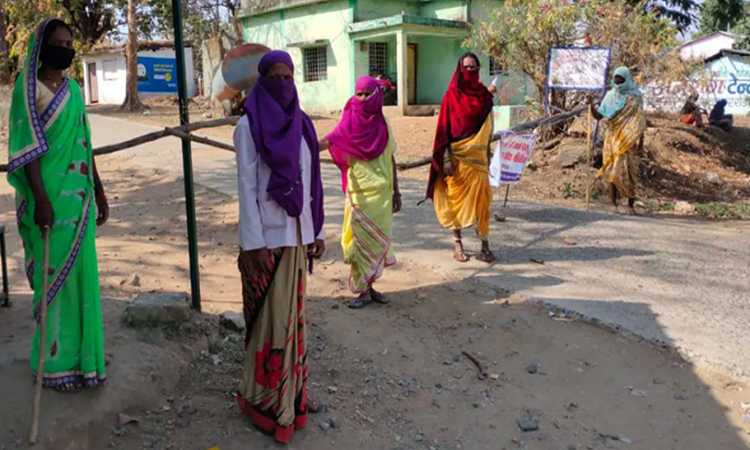 করোনা ঠেকাতে লাঠি হাতে দাঁড়িয়ে নারী বাহিনী।