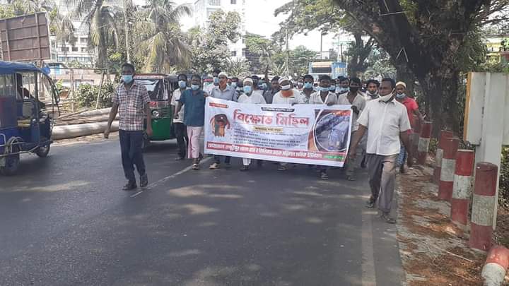 লক্ষ্মীপুরে বাস চালুসহ তিন দফা দাবিতে পরিবহন শ্রমিকদের বিক্ষোভ।