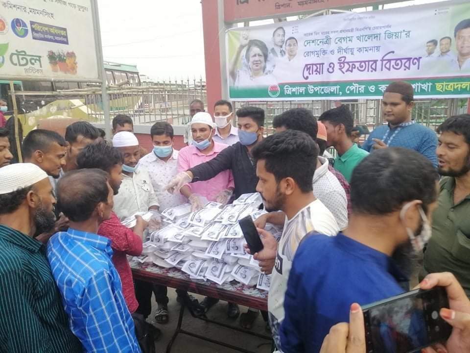 বেগম খালেদা জিয়ার রোগমুক্তি কামনায় ময়মনসিংহ এিশাল উপজেলা ছাএদলের পক্ষ থেকে গরীব অসহায়,পথচারীদের মাঝে ইফতার বিতরন।