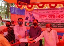 লক্ষ্মীপুরের চন্দ্রগঞ্জে প্রধানমন্ত্রীর উপহার নগদ অর্থ বিতরণ করলেন জেলা প্রশাসক