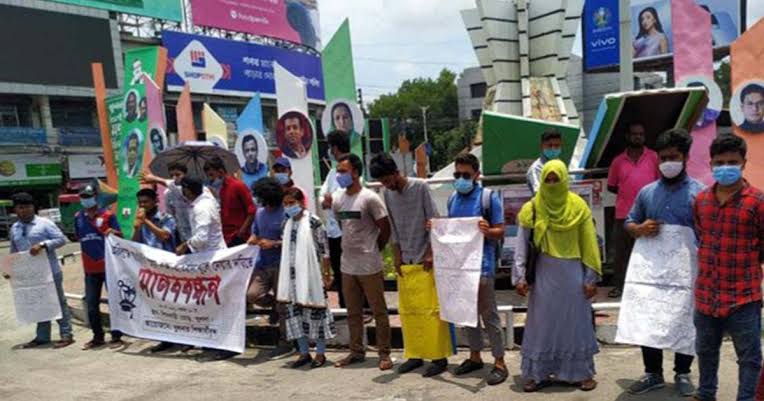 শিক্ষা প্রতিষ্ঠান খুলে দেয়াসহ সাত দফা দাবিতে খুলনা মহানগরীর শিববাড়ি মোড়ে সাধারণ শিক্ষার্থীরা মানববন্ধন।
