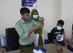 মেডিকেল শিক্ষার্থীদের করোনার টিকা প্রদান।