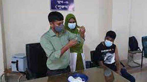 মেডিকেল শিক্ষার্থীদের করোনার টিকা প্রদান।