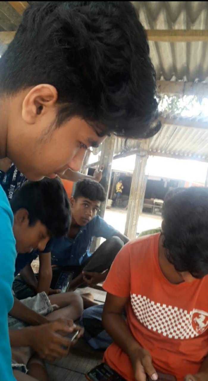 শিক্ষার্থীদের মোবাইলে গেমসে ভয়াবহ আসক্তি, খেলতে দেখাছে আজব যুক্তি।